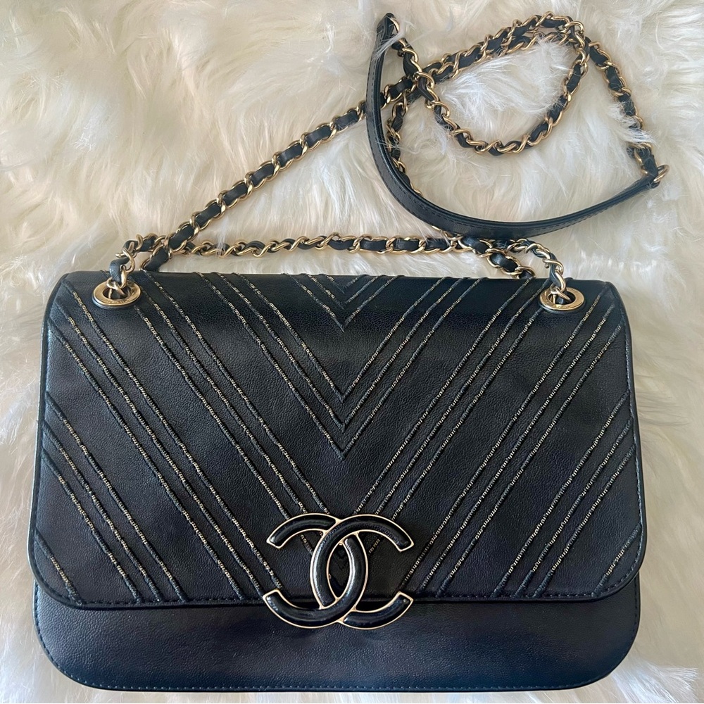 Chanel Black Leather Shoulder Bag with Iconic CC Closure